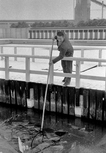 127346 Afbeelding van het breken van het ijs in het openluchtbad van de Zweminrichting De Liesbosch (Zeehaenkade 17) te ...